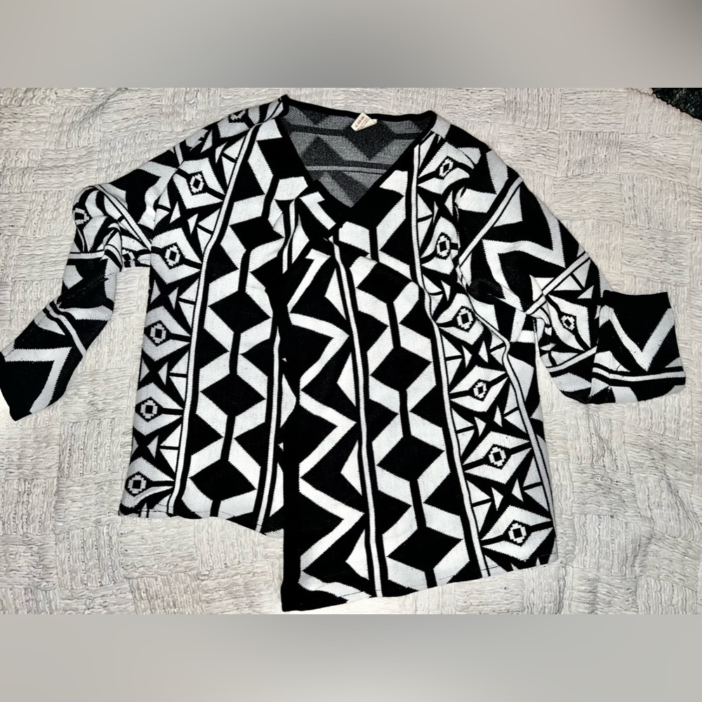 Oversized cardigan with black and white tribal patterns by faded glory size LG